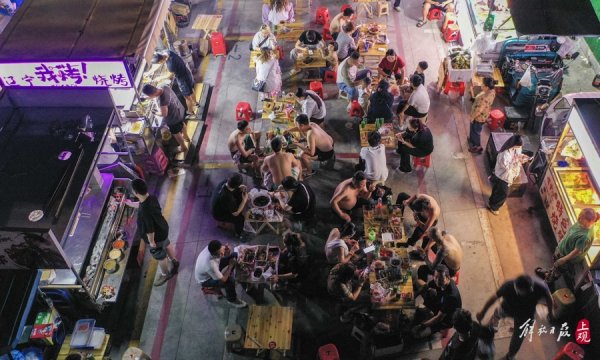 牛股堂 城事 | 一口啤酒一串肉，打工人夜市用烟火气消“班味”
