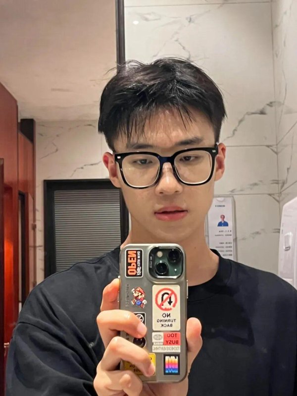 富通优配 男生“不烫不染”的发型，无需复杂的打理技巧，这3款造型很帅气